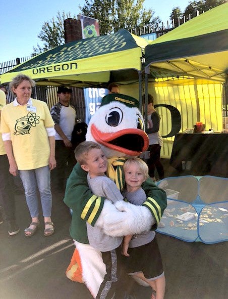 UO Duck hugs children