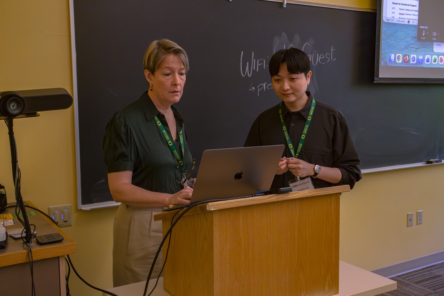 Professor Muenchinger works with a KEERS presenter. 