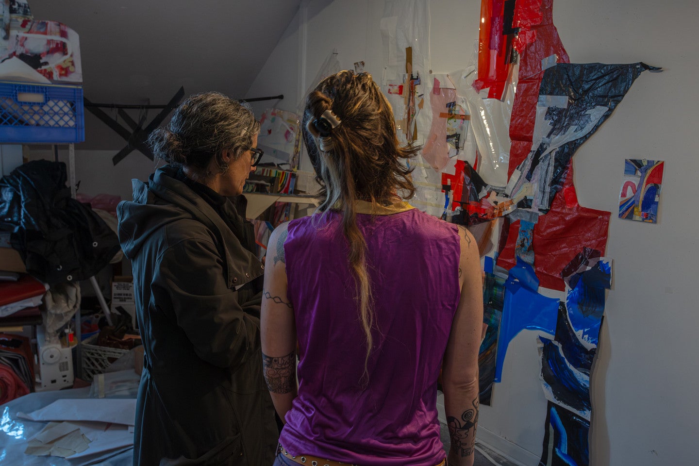 Elri talks with then Department of Art Head, Anya Kivarkis, about one of their works at an MFA Open House. 